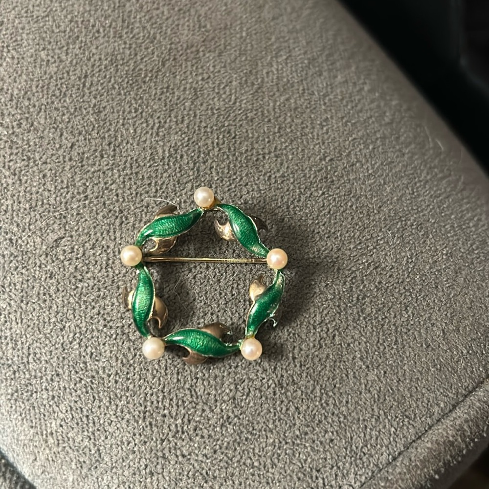 Pearl and green enamel pin